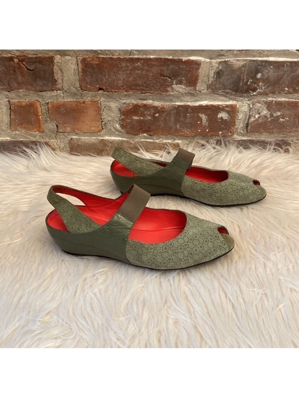 Pas de Rouge Silvia Green Wedge Peep Toe Sandals, Size 7.5